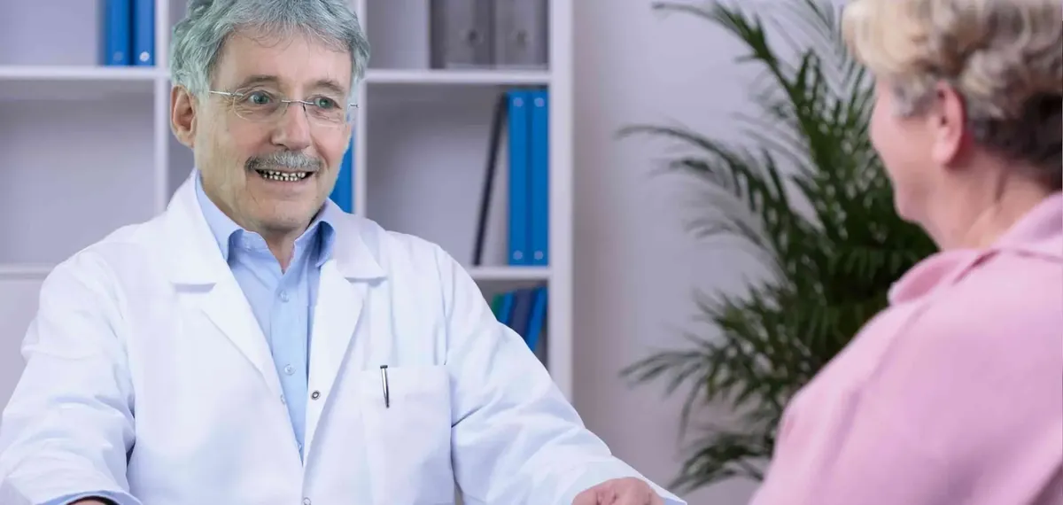 Dr. Wolfgang Klee im Gespräch mit einer Patientin