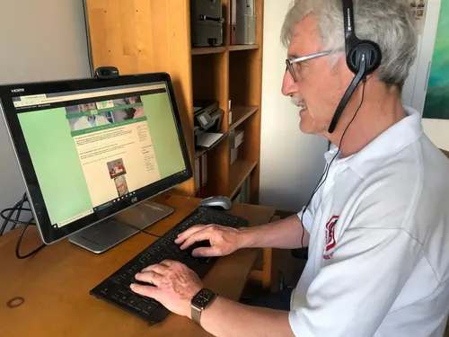 Dr. Klee mit Headset am Bildschirm